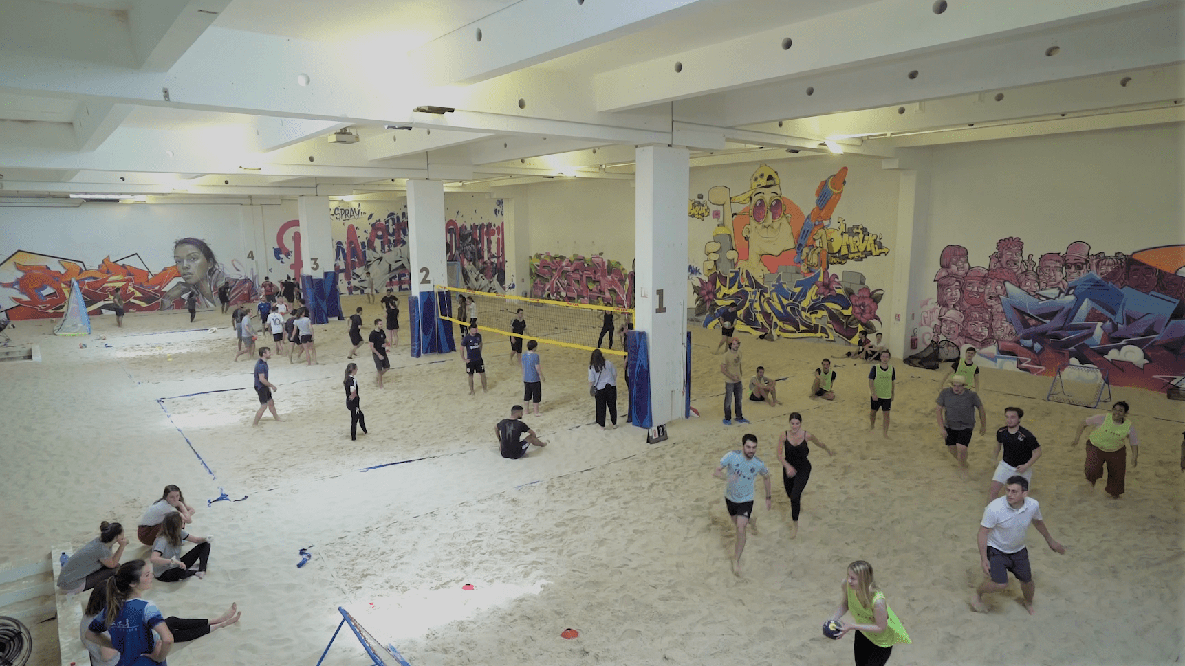 Jouer au beach volley et sports de sable à Sandfabrik Paris